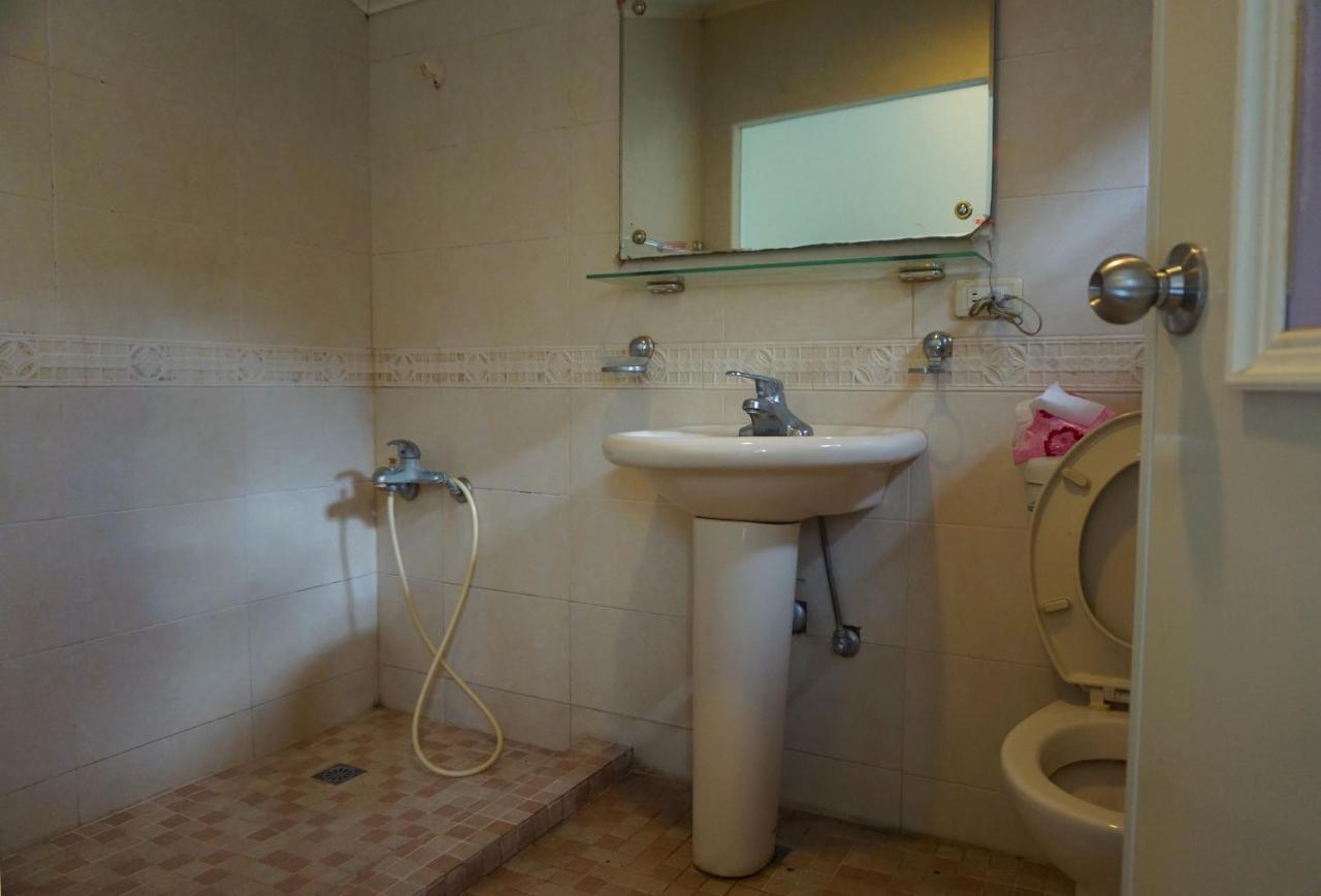 Hua Bin Hotel Yilan Buitenkant foto