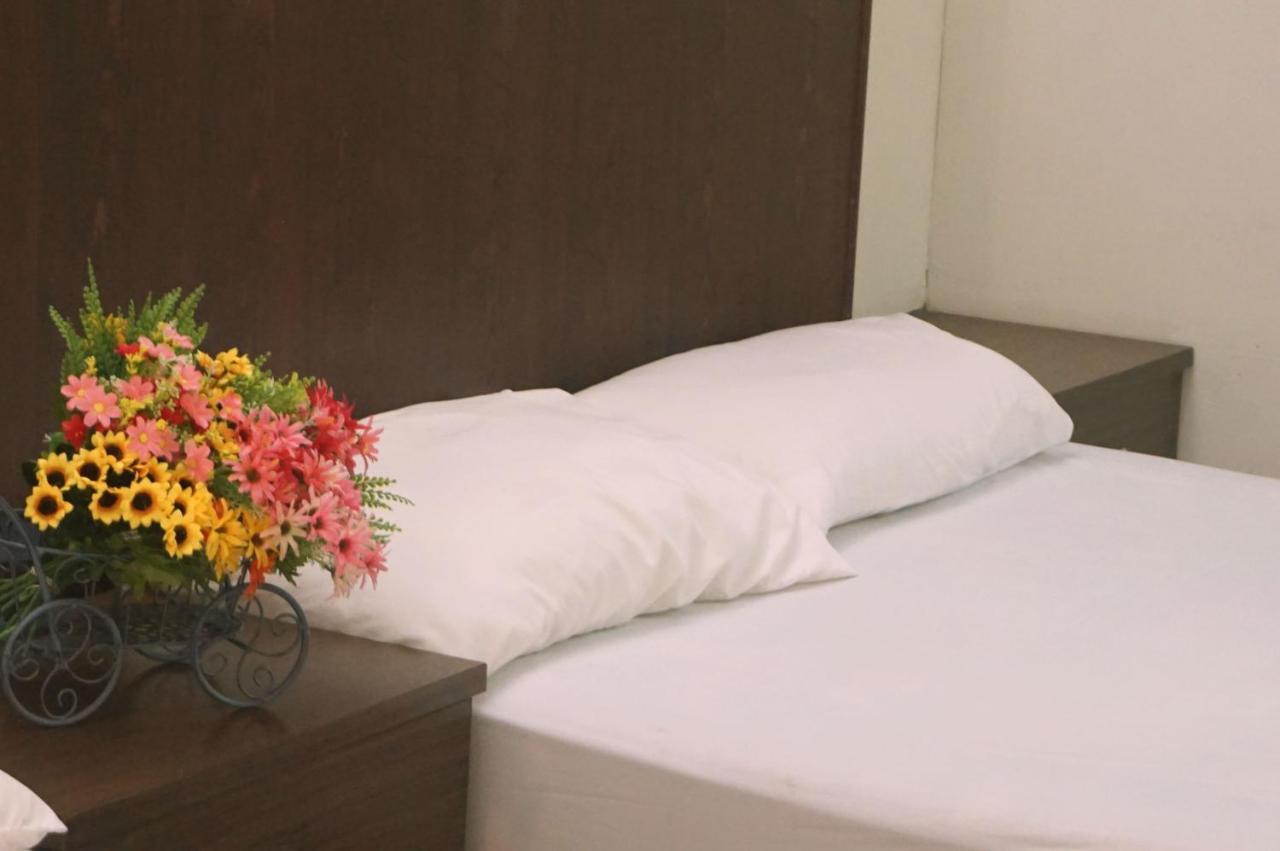Hua Bin Hotel Yilan Buitenkant foto